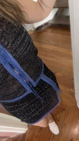 Minifalda tejida calada color camel con lurex azul, con tajo lateral.