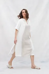 Vestido tipo kaftán en lino color blanco y beige, con tajo en el escote y cortes curvos en la delantera en dos tonos.