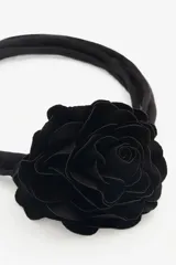 Gargantilla choker de tela negra con flor de tela negra.