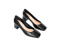 Zapato de cuero negro con acabado grabado, taco cuadrado de 5 cm y puntera ligeramente cuadrada y redondeada.