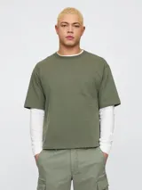 Remera blanca de algodón, corte clásico y mangas cortas.