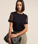 Blusa negra de viscosa con cuello redondo y mangas cortas de tul.
