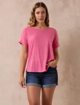Remera celeste de corte recto, con cuello redondo y mangas cortas con dobladillo. Presenta detalle de botones en la espalda.