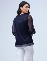 Blusa azul con escote en V, de manga larga y texturizada, ideal para ocasiones elegantes.