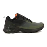 Calzado casual water resistant color oliva, diseñado para actividades al aire libre.