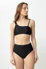 Top de bikini asimétrico color rojo.