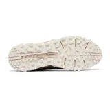Zapatillas de trekking Columbia Flow Fremont, color gris con detalles en rosa y naranja.