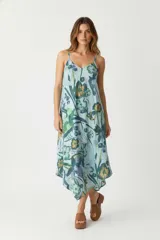 Vestido midi celeste con estampado floral, escote en V y tirantes finos.