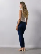 Jegging de denim azul claro, corte slim fit, con pretina elastizada, bolsillos delanteros simulados y bolsillos traseros aplicados. Marca Zac & Rachel.