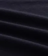 Remera negra de algodón, corte comfort, manga corta y cuello redondo. Presenta un estampado grande en la espalda del personaje Coiote de Looney Tunes con el texto "Destined to Crash and Burn" en colores vibrantes.