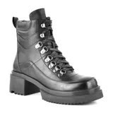 Bota de caña media color negro, con cordones y hebillas metálicas plateadas, taco cuadrado y suela track.