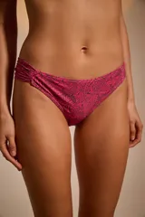Bombacha de bikini tipo vedetina con estampado abstracto en tonos fucsia y negro.