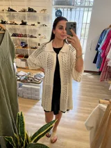 Saco calado color crudo, tejido a máquina con mezcla de algodón y poliéster.