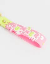 Llavero con dije de gatito dentro de una burbuja transparente y base rosa, con gancho dorado. Incluye un strap de silicona rosa con detalles en verde y la palabra "Summer".