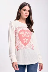 Remera de manga larga color crudo con textura tipo waffle y estampa de corazón con la frase "You are my lucky star" y rosas.