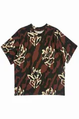 Remera de algodón pima con estampado floral en tonos marrón, negro y blanco.
