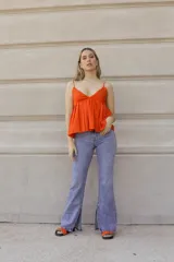 Pantalón de jean celeste de corte acampanado con aberturas en el ruedo.