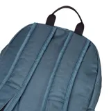 Mochila Caterpillar color rosa con logo negro estampado en el frente. Tiene un compartimento principal con cierre, un bolsillo frontal con cierre vertical y dos bolsillos laterales con cierre. Las correas son ajustables y acolchadas.