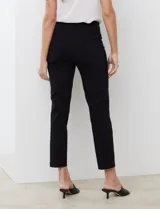 Pantalón en gabardina elastizada de corte recto y largo al tobillo, con pretina ancha y bolsillos simulados delanteros.