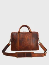 Maletín de cuero color marrón, con compartimento principal con cierre, bolsillo acolchado interior para laptop, bolsillo interior con cierre, bolsillo frontal de fácil acceso, correas ajustables y removibles, y forro interior 100% poliéster reciclado.