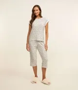 Conjunto de pijama femenino de dos piezas: blusa de mangas cortas y pantalón capri, ambos con estampa floral y detalle de satén.