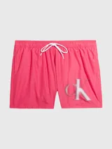 Short de baño corto color rosado con cintura elástica ajustable con cordón blanco y logo CK plateado estampado en la pierna derecha.