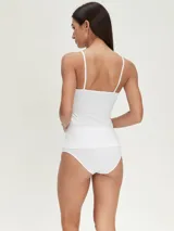 Musculosa blanca de breteles finos, corte ajustado y tejido seamless.