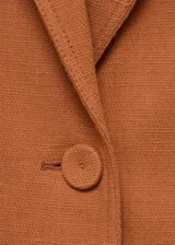 Blazer color ladrillo con solapas de muesca, cierre frontal con botón, bolsillo de parche en el pecho y dos bolsillos de parche frontales. Incluye cinturón plateado con forma de flor.