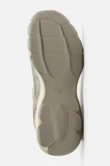 Zapatilla deportiva tipo running de color negro, perteneciente a la colección especial Origins. Presenta una parte superior confeccionada en una combinación de cuero con acabado de gamuza y tejido transpirable. Cuenta con una suela de volumen con diseño irregular y cierre mediante cordones.