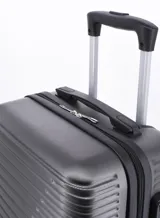 Valija rígida color gris con diseño de líneas horizontales, cuatro ruedas dobles desmontables, manija telescópica retráctil y asa superior.