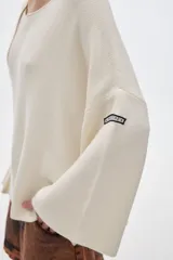 Buzo negro de algodón con cuello redondo y mangas largas.