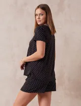 Conjunto de pijama marca René Rofé, compuesto por short y remera de tejido soft estampado. La remera tiene escote redondo con aplique de puntilla y detalle plisado. El short tiene cintura elastizada.