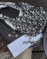 Anillo dorado con diseño de tres bandas entrelazadas.