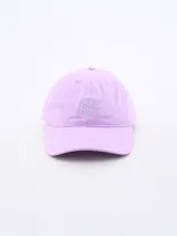 Gorro de béisbol lila con logo bordado en el frente.