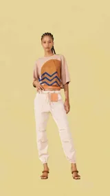 Pantalón de jogging color crudo con bolsillos laterales y cintura elastizada con cordón ajustable.