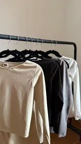 Conjunto térmico de remera manga larga y pantalón largo a rayas verticales color bordó.