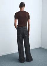 Jeans de tiro alto color gris oscuro, con cierre de botón y cremallera, trabillas, diseño wide leg y cinco bolsillos.