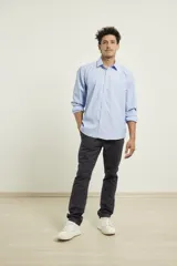 Camisa celeste con microestampado blanco, de corte clásico, manga larga y bolsillo en el pecho.