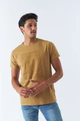 Remera azul de algodón con cuello redondo y estampado frontal con nombres de ciudades: Berlín, Nueva York, Dubai, París y Shanghái.