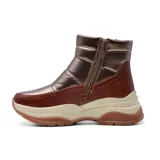 Bota casual marrón con caña corta, parte superior acolchada color bronce y plataforma con suela dentada.