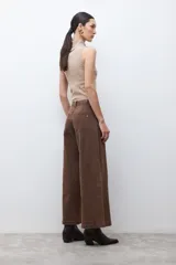Jean culotte color chocolate, de corte ancho y tiro medio, con costuras verticales en la parte delantera y bolsillos laterales.