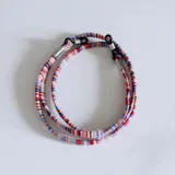 Cuerda para lentes con diseño multicolor de rayas horizontales.