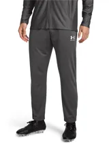 Pantalón deportivo Under Armour Challenger para hombre, color gris oscuro, con logo blanco estampado en la pierna izquierda.