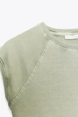 Camiseta color marrón de algodón con cuello redondo y mangas cortas.