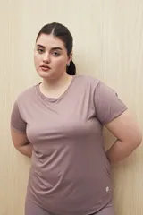 Remera deportiva negra de manga corta, corte ajustado y tejido elástico.