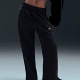 Pantalón largo de mujer Nike Sportswear Phnx Fleece Hr Wide, color negro con logo blanco bordado en la pierna izquierda.