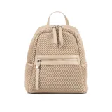 Mochila color taupe con diseño texturizado en símil cuero, acceso con cierre doble, correa regulable y herrajes plateados. Cuenta con un compartimento principal, un bolsillo interno con cierre, un bolsillo interno abierto y un bolsillo externo con cierre. Interior en tela de algodón y poliéster.