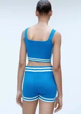 Short de punto fino color azul con cintura elástica y rayas horizontales blancas en cintura y ruedo.