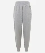 Pantalón deportivo tipo jogger confeccionado en microfibra gris. Tiene cintura elástica, bolsillos laterales y corte holgado.