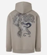Buzo con capucha color gris topo, con cordón de ajuste, bolsillo canguro y mangas largas ajustadas. Estampa oriental de tigre y dragón en el pecho.